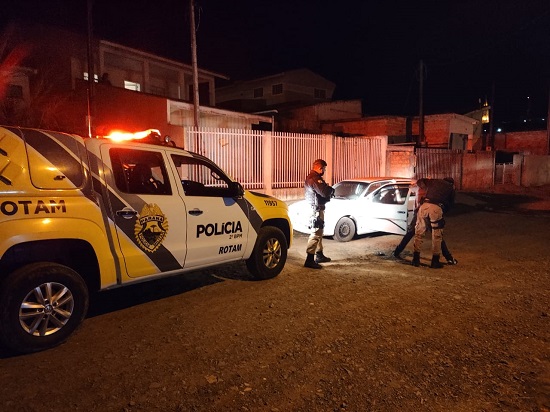 Mulher tranca ladrão em sua casa, chama a polícia e suspeito é preso