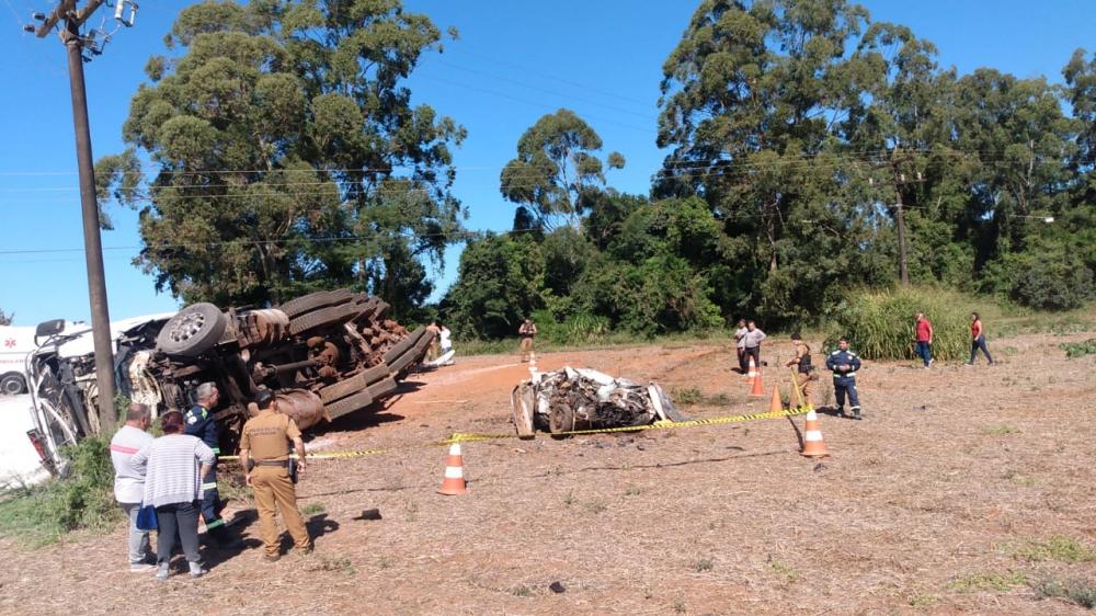 Grave acidente com carro e caminhão entre Japira e Pinhalão