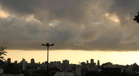 Frente fria deixa o tempo instável no Paraná