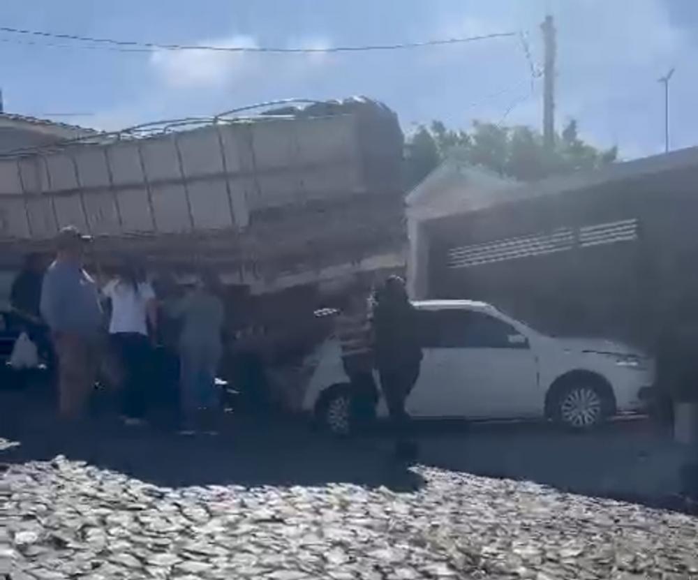 Caminhão perde o freio e atinge dois carros em Wenceslau Braz 