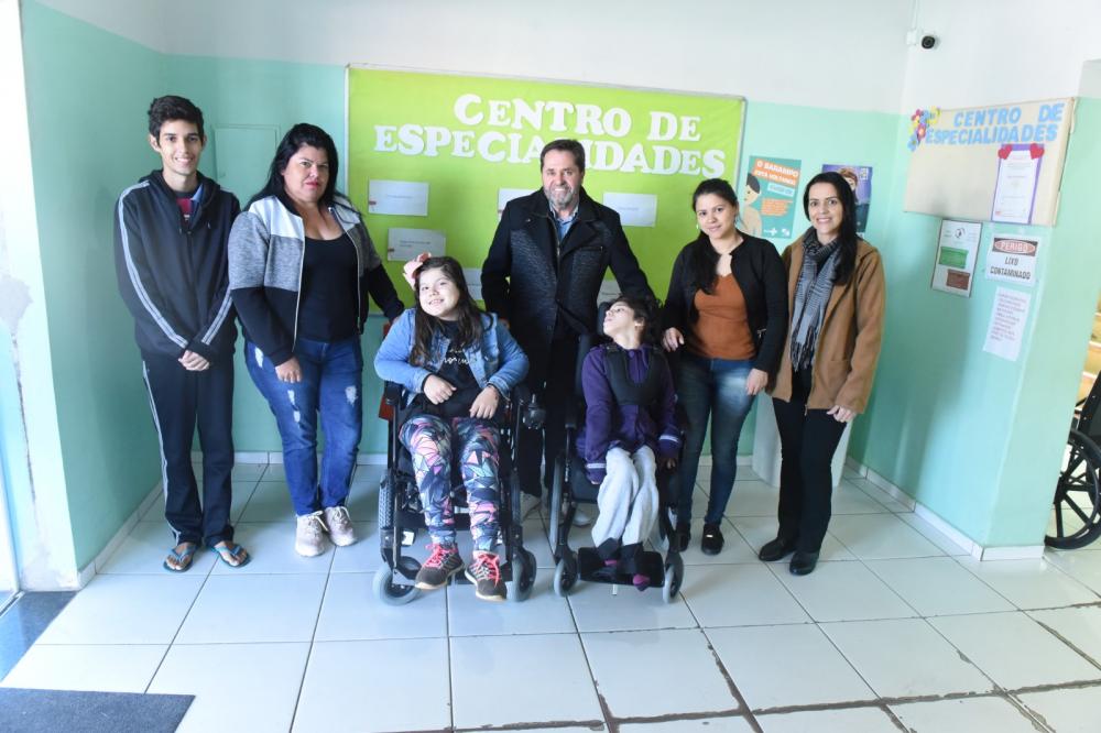 Prefeitura de Wenceslau Braz entrega cadeiras motorizadas a moradores do município