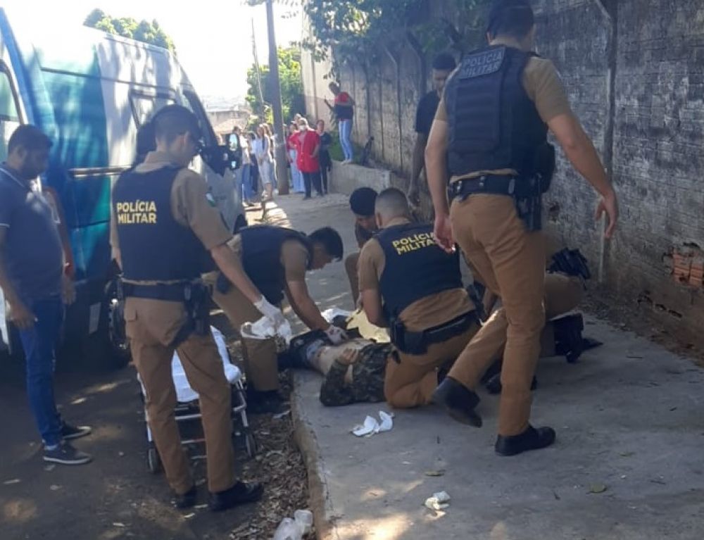 Homem leva tiro na perna após invadir fórum armado com espada