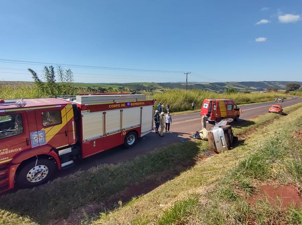 Carro capota e motorista morre na PR-092