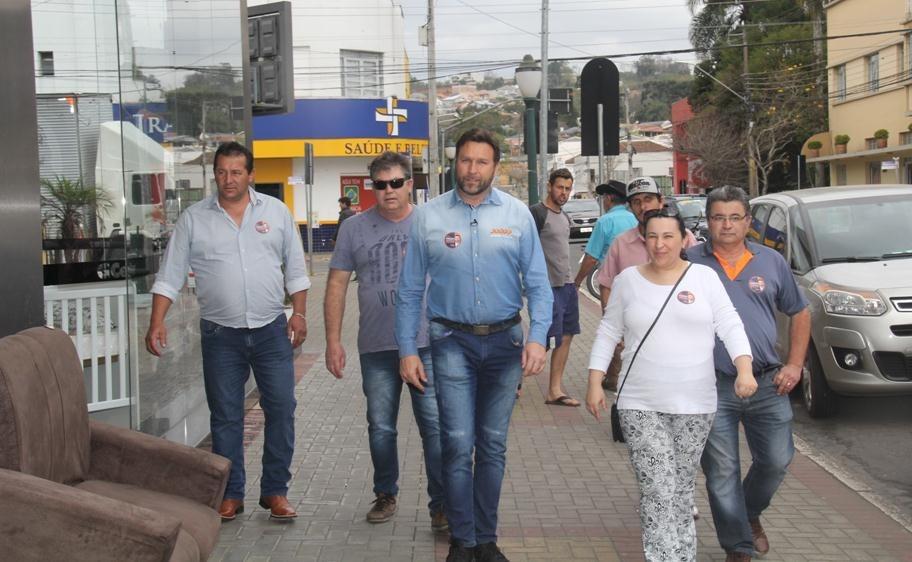 Pauliki dialoga com moradores de nove cidades  e apresenta metas como deputado federal