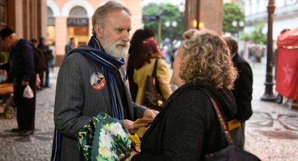 Candidato do PT, Dr Rosinha diz ter sido alvo de atentado à bomba na Rua XV