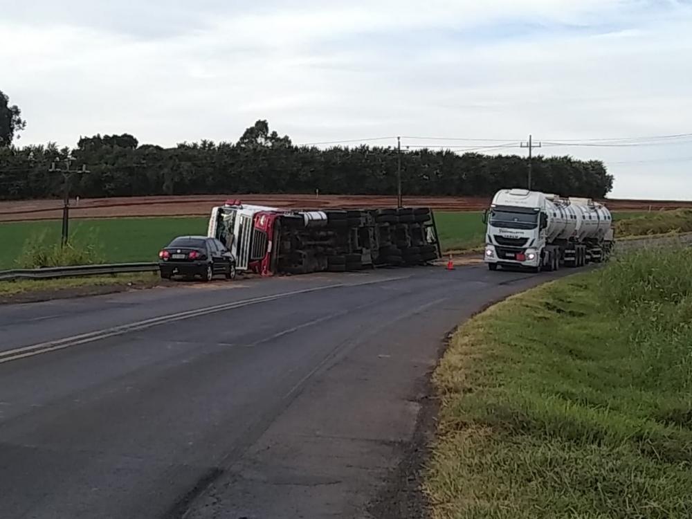 Carreta tomba e deixa trânsito complicado em Wenceslau Braz