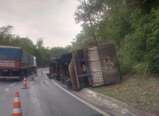 Dois acidentes com carretas são registrados na BR-153