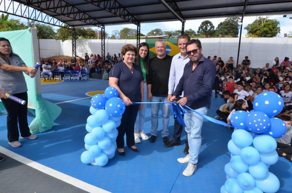Prefeitura entrega nova quadra da Escola Municipal José Richa