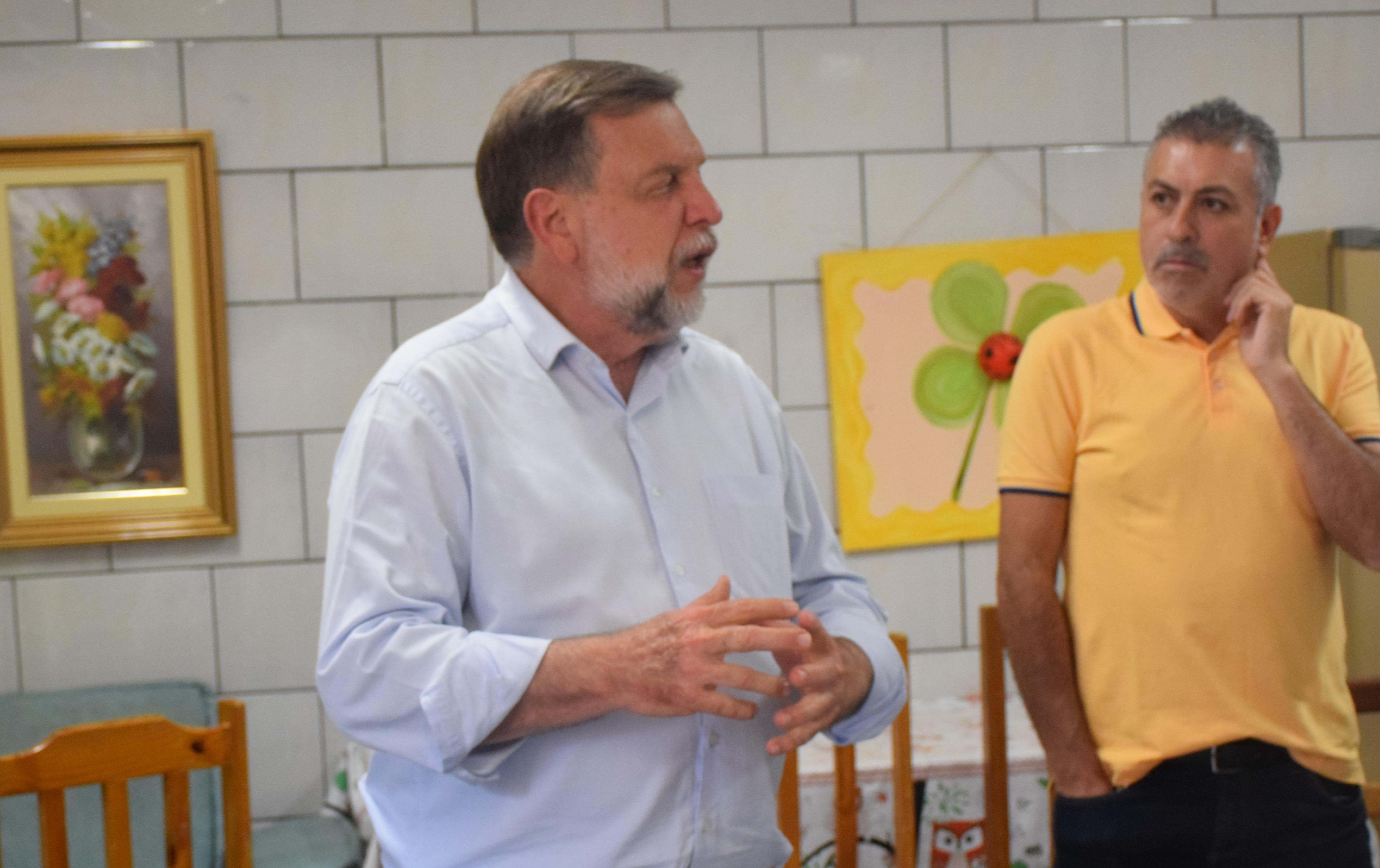 Professor Flávio Arns visita APAE de W. Braz