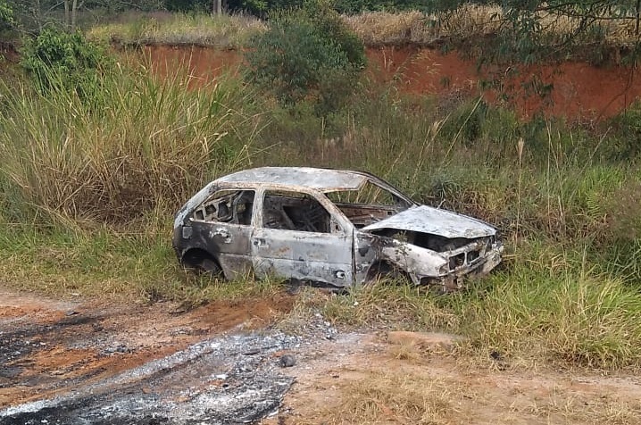 Carro abandonado na PR-092 em Wenceslau Braz pega fogo