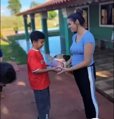 Crianças fazem homenagem para comemorar o Dia do Trabalhador Rural
