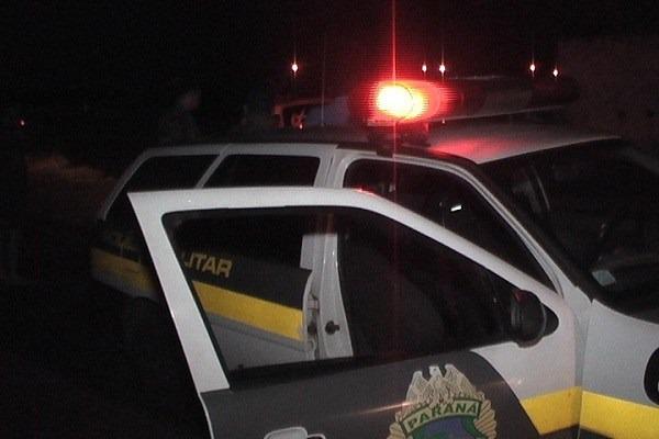 Dupla armada bloqueia estrada e tenta roubar veículo