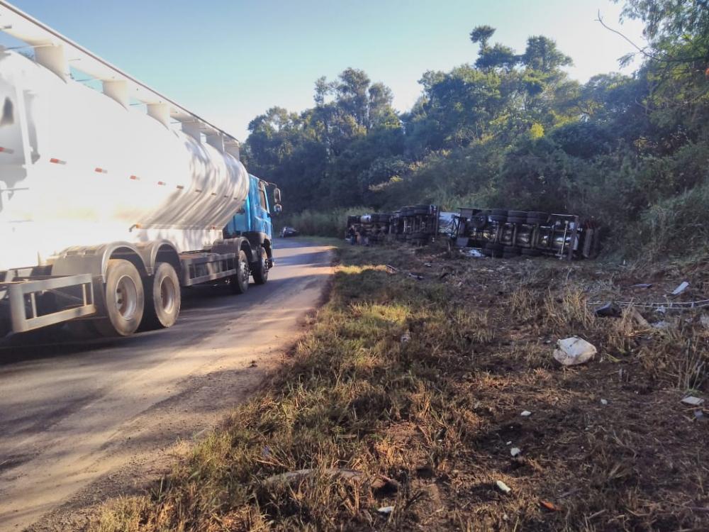 Carreta tomba e motorista fica ferido na PR-092 em Wenceslau Braz