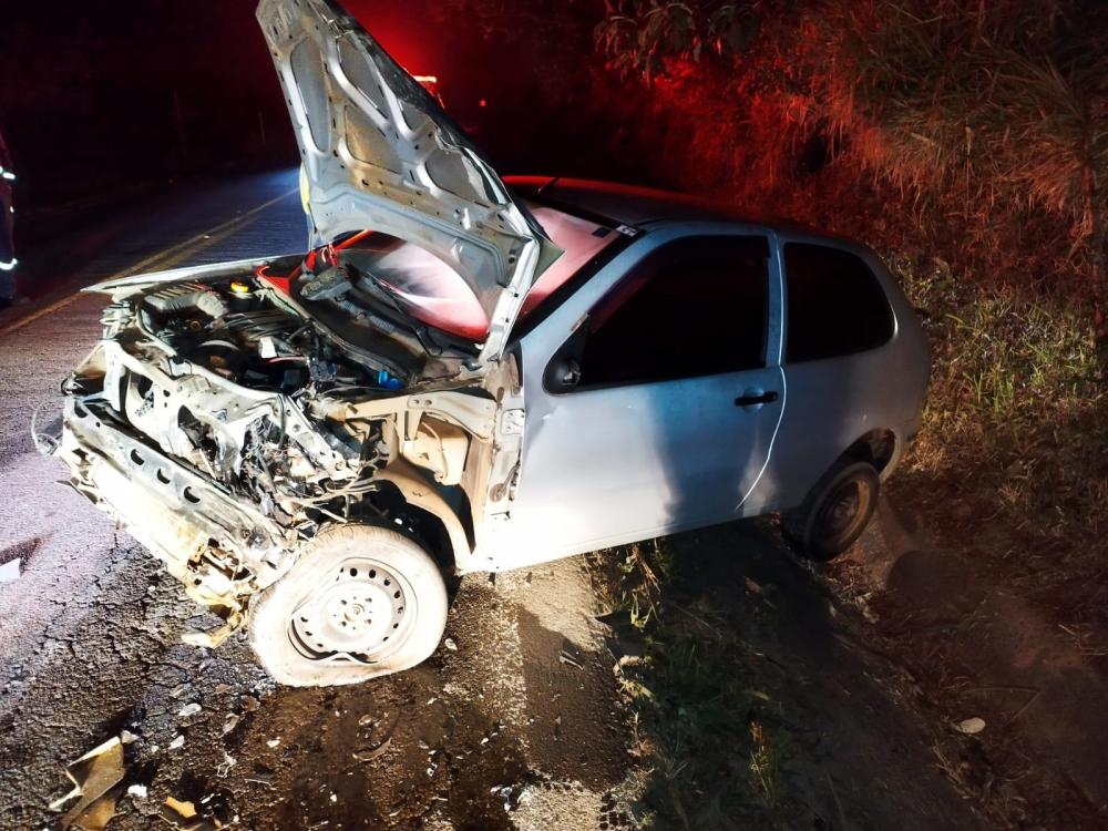 Colisão entre carro e carreta deixa motorista ferido em Arapoti