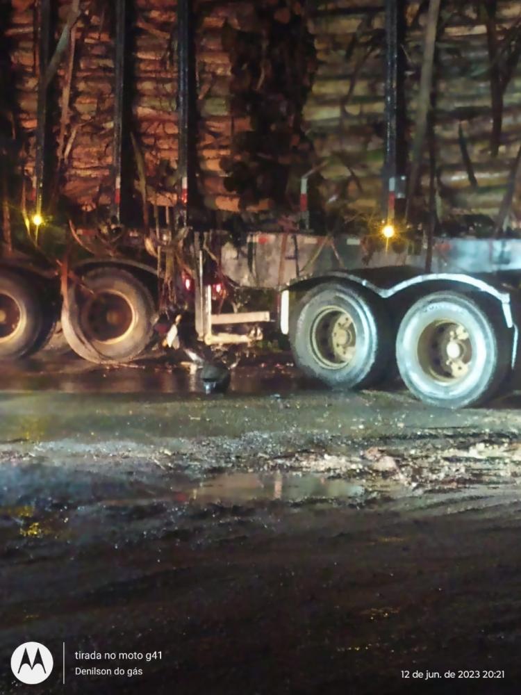 Colisão entre moto e caminhão deixa homem ferido em Jaguariaíva