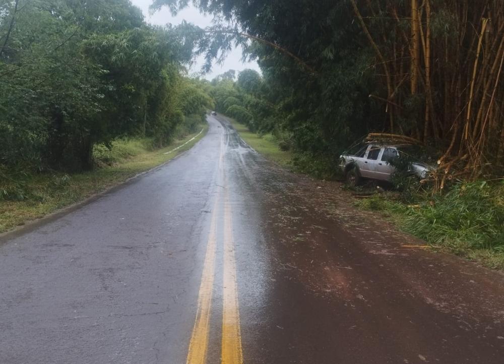 Caminhonete sai da pista e motorista fica ferido em acidente na PR-218