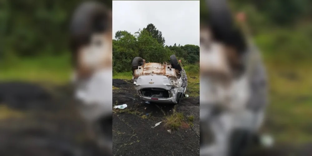 Carro com placas de Wenceslau Braz capota em Carambeí e deixa duas mulheres feridas