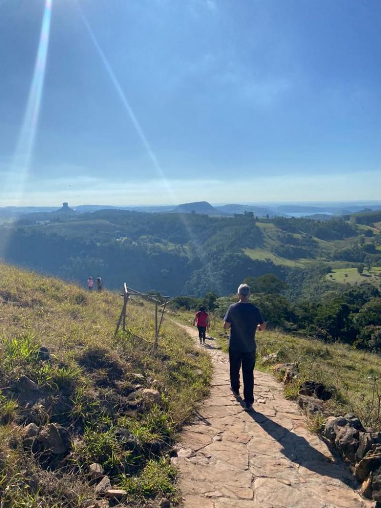 A Celebração da Vida Sob o Sol: Descobrindo a Beleza em Domingos Ensolarados