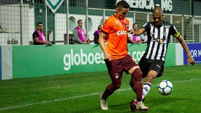 Atlético-MG vence o xará paranaense e assume o quinto lugar do Brasileiro