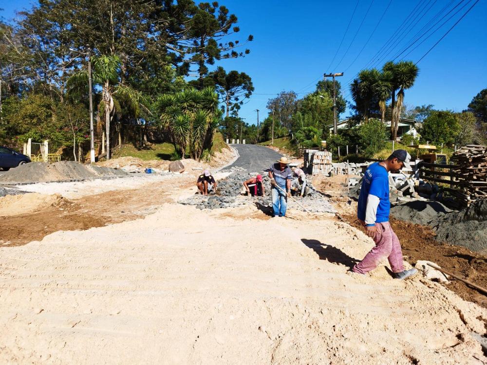 Jaguariaíva realiza obras de calçamento em estradas da zona rural