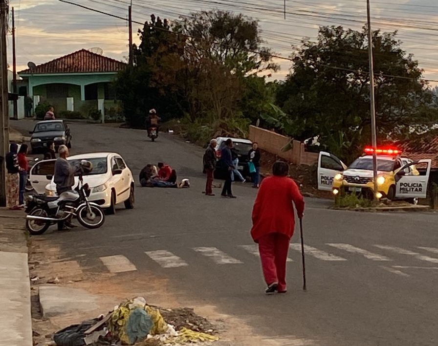 Colisão entre carro e moto deixa motociclista ferido em Siqueira Campos