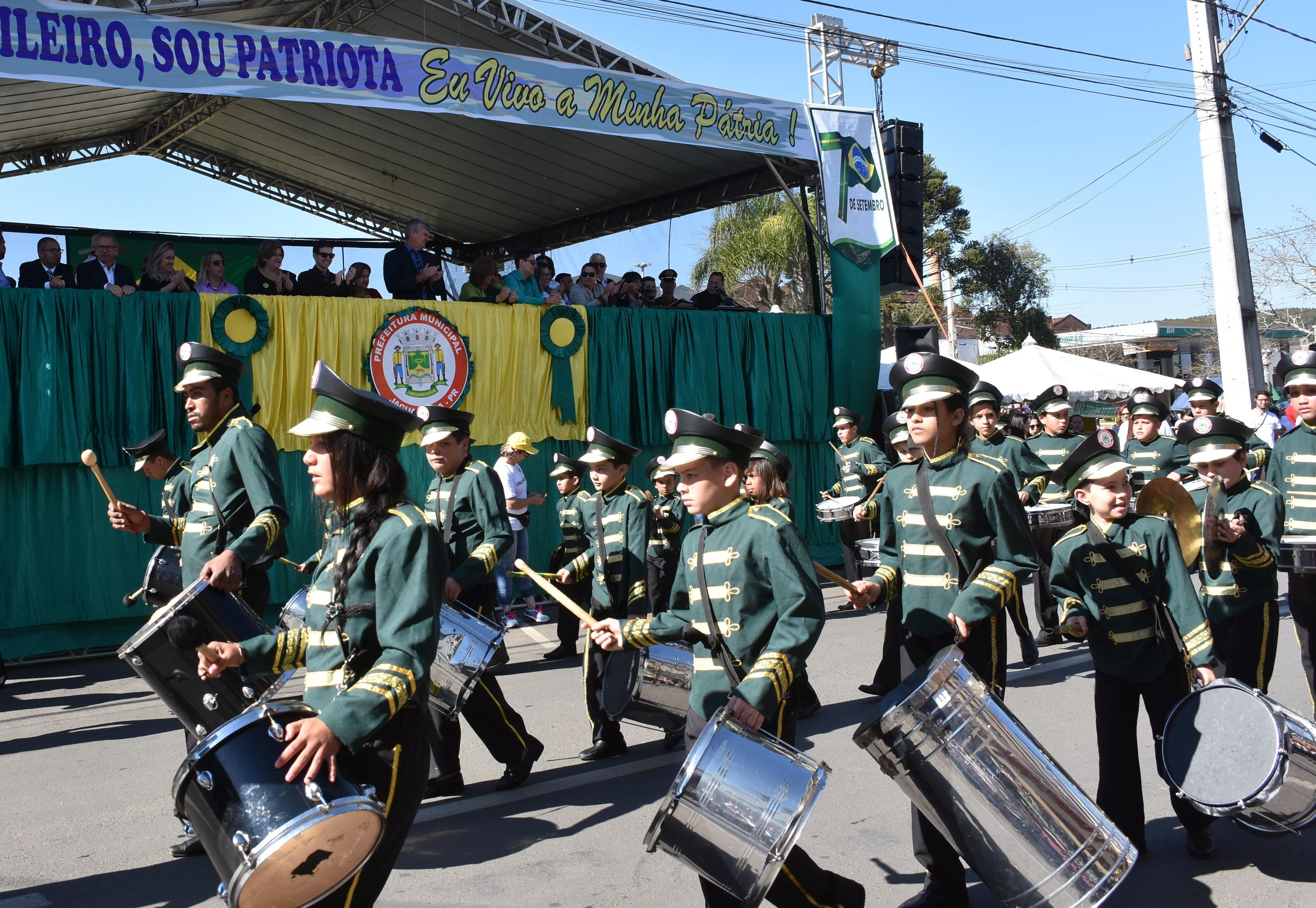 Desfile cívico reúne cerca de 9 mil participantes