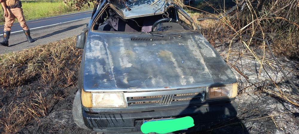 Motorista capota carro e fica ferido em acidente na PR-092