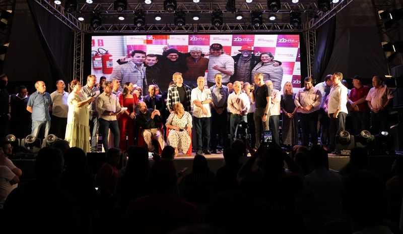 Zeca Dirceu celebra aniversário reunindo mais de 7 mil lideranças políticas do Paraná