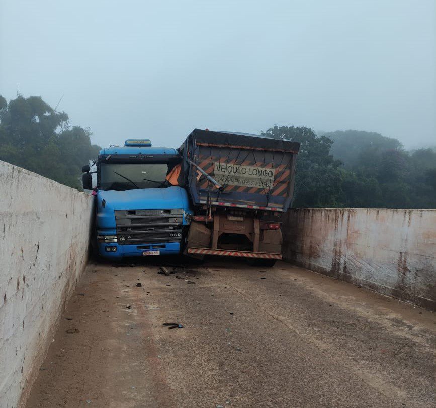 Caminhões ficam entalados na ponte que liga Santana do Itararé a Itaporanga