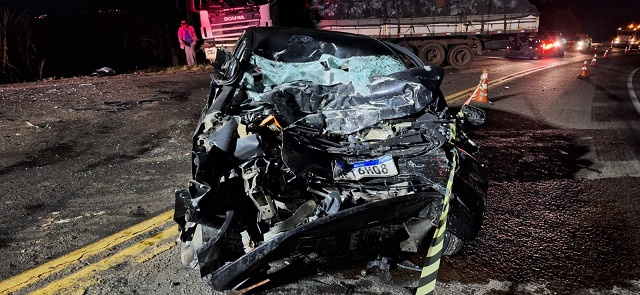 Motorista se envolve em acidente e morre preso às ferragens