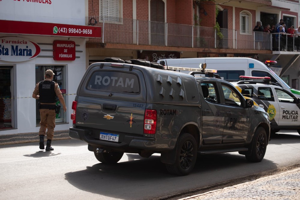 Homem surta e ameaça matar pessoas no Centro