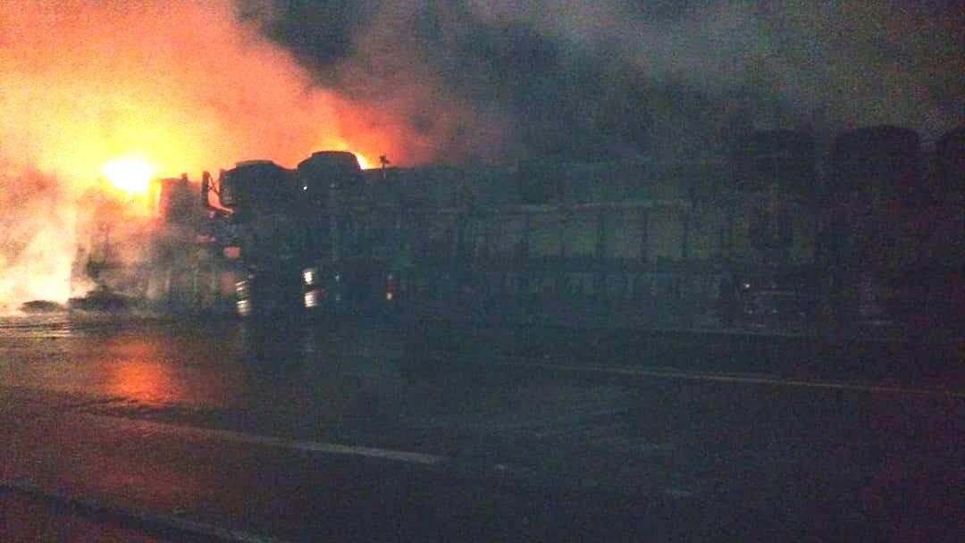 Carreta tomba, pega fogo e interdita trecho da PR-092
