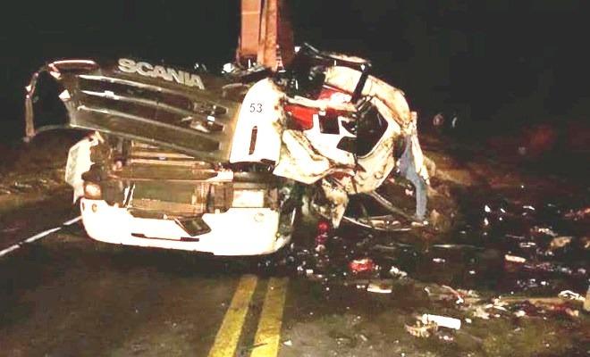Acidente entre carretas mata três pessoas em Siqueira Campos