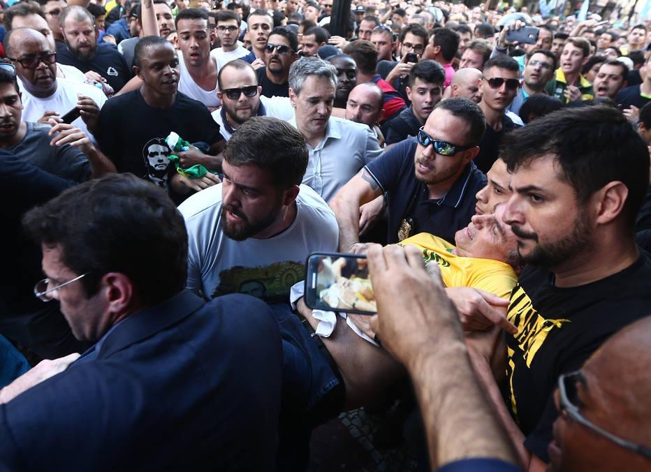 Bolsonaro é esfaqueado durante ato de campanha em MG