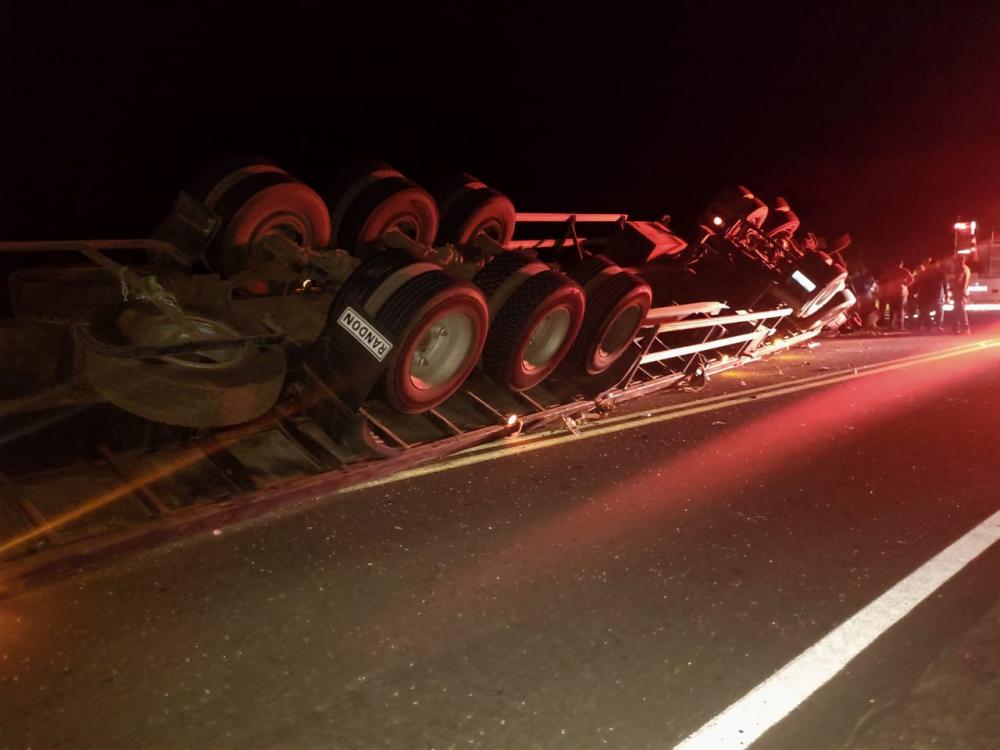 Carreta tomba e deixa dois feridos em Wenceslau Braz