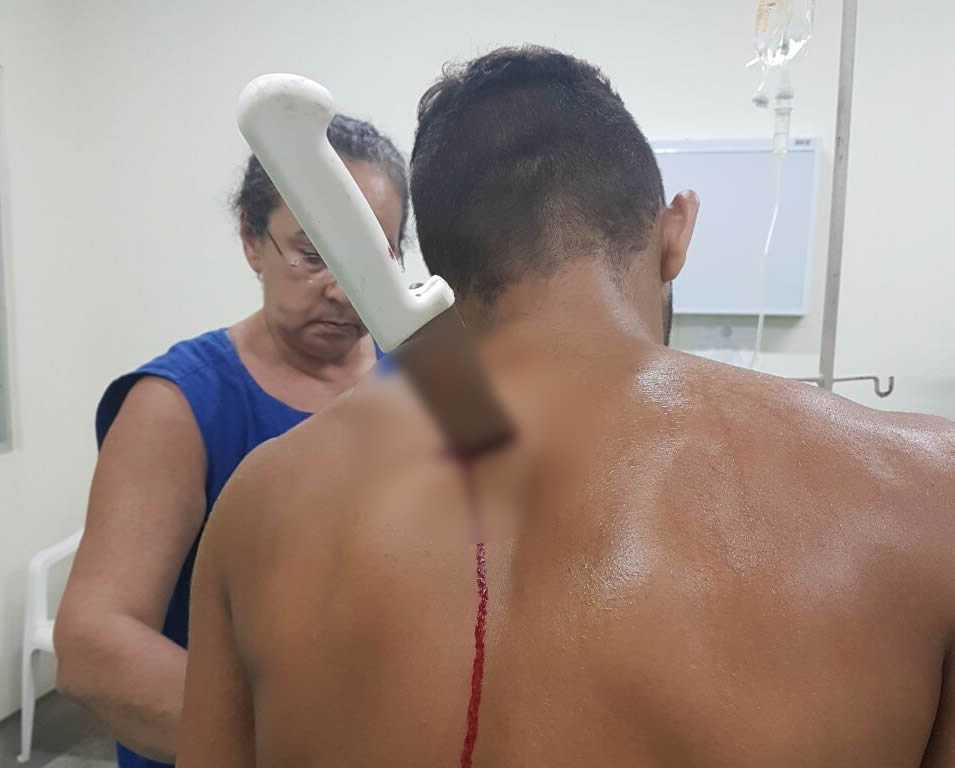 Homem briga, vai parar no hospital, briga de novo e leva facada nas costas