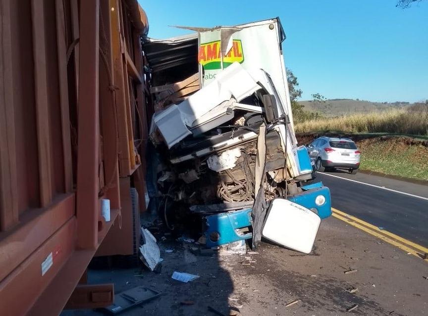 Caminhão fica destruído e motorista sobrevive por milagre
