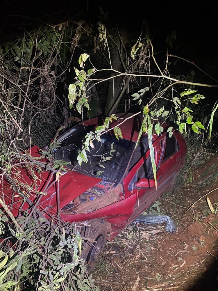 Motorista fica ferido após carro sair da pista e bater em barranco na PR-092