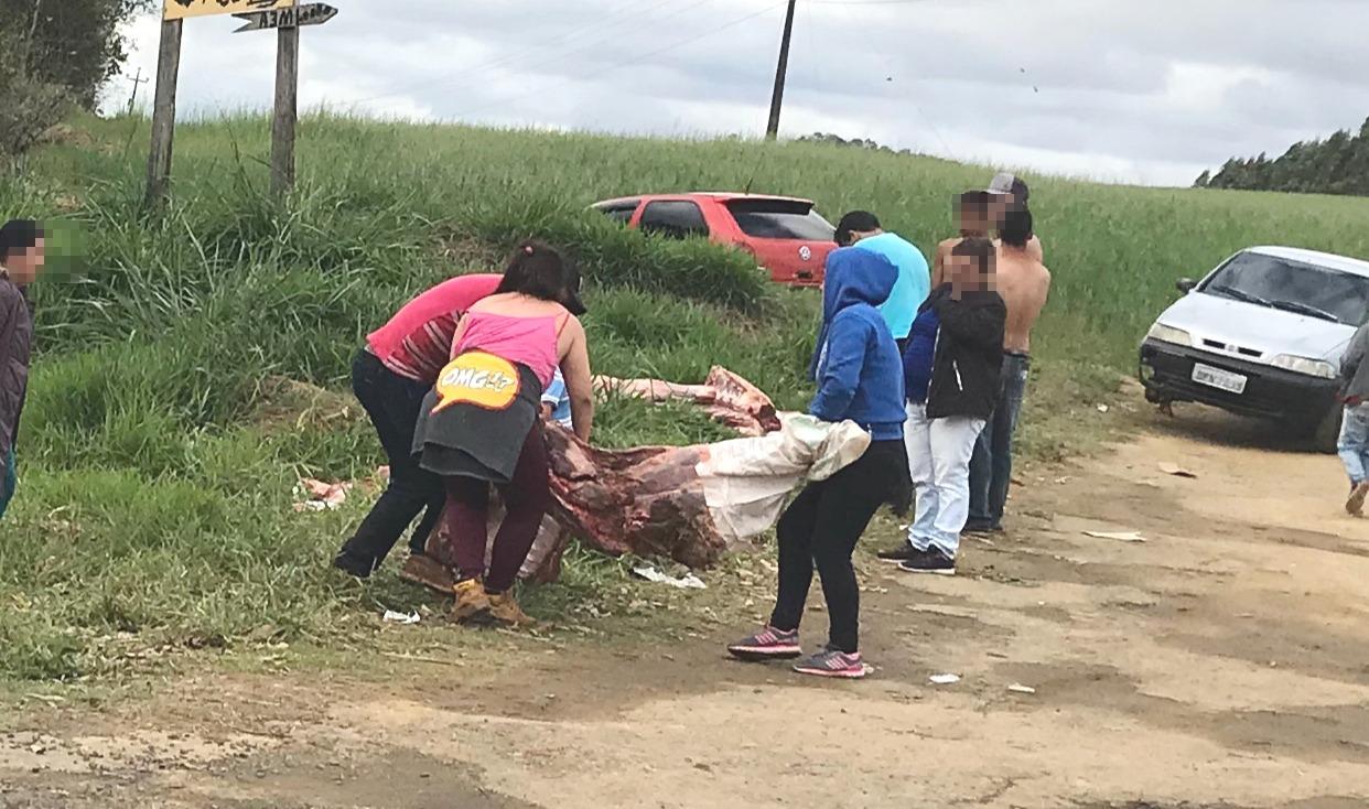 Polícia Civil já identificou 40 pessoas suspeitas de furtar carne de carreta tombada