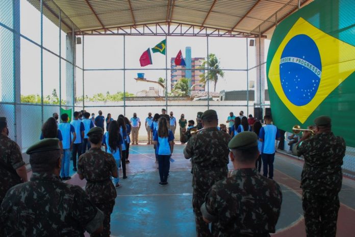 Governo Federal determina fim das escolas cívico-militares