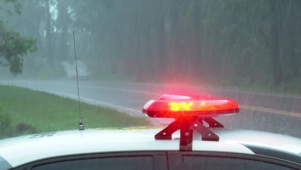 Mulher foge na chuva após marido bêbado ameaçar cortar o pescoço da filha do casal