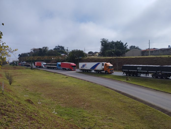 Acidente com carreta bloqueia rodovia e trânsito fica complicado na PR-092