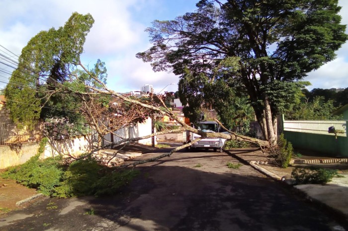 Após temporal, trabalho da Copel reduz em 77% o número de consumidores sem energia