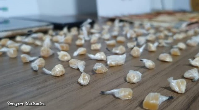 Pai e filho são presos traficando drogas em município de região