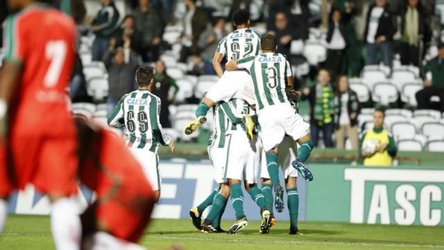 Coritiba leva susto, mas vence o Boa Esporte no Couto Pereira