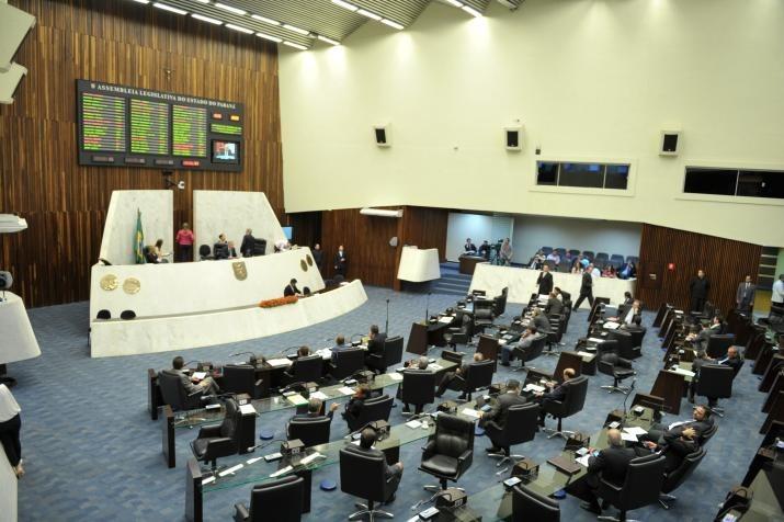 Em quatro anos, 40% dos deputados estaduais e federais do Paraná trocaram de partido