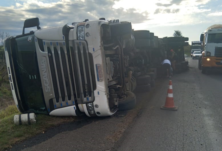 Carreta carregada com açúcar tomba na PR-092