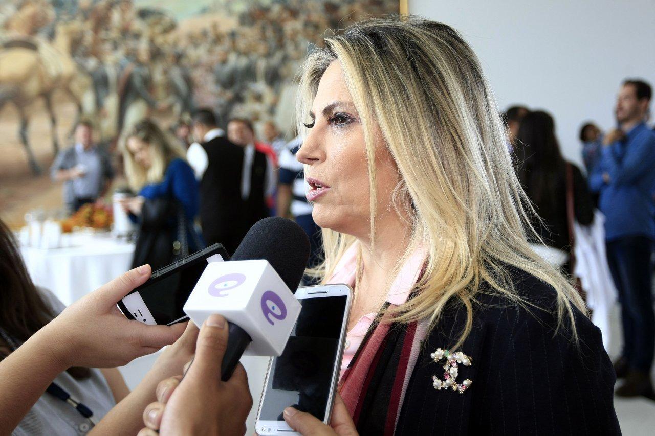 Cida defende diálogo com servidores, mas diz não abrir mão de equilíbrio das contas