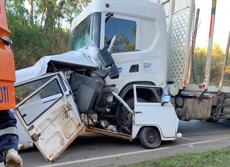 Colisão entre Kombi e carreta mata motorista em Arapoti
