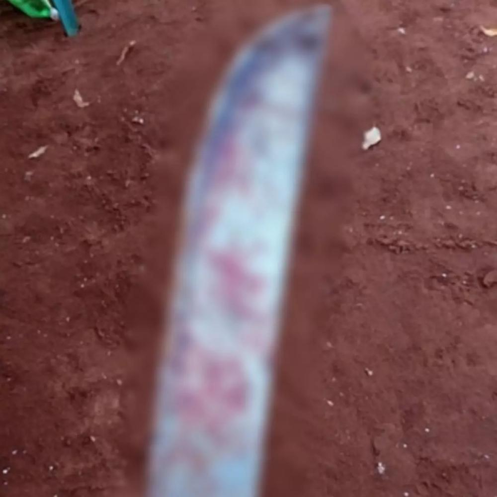 Mulher flagra adolescente estuprando sua filha e o mata com facãozada na cabeça